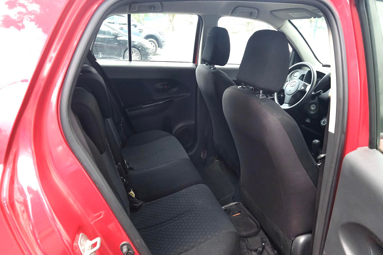 Các ghế phía sau có thiết kế tạo nên sự tiện lợi và đa dụng bằng việc chúng có thể trượt về trước hoặc về phía sau trong khoảng 6 inch để tạo ra thêm không gian rộng rãi hơn nữa cho hành khách hoặc cho khoang chở hàng. Thêm vào đó, tựa lưng của chúng còn dựng nghiêng 10 độ và điều chỉnh theo năm vị trí khác nhau.