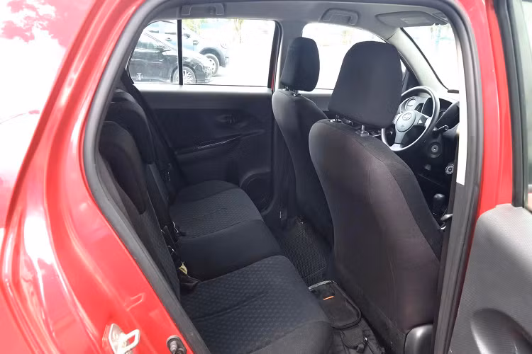 Các ghế phía sau có thiết kế tạo nên sự tiện lợi và đa dụng bằng việc chúng có thể trượt về trước hoặc về phía sau trong khoảng 6 inch để tạo ra thêm không gian rộng rãi hơn nữa cho hành khách hoặc cho khoang chở hàng. Thêm vào đó, tựa lưng của chúng còn dựng nghiêng 10 độ và điều chỉnh theo năm vị trí khác nhau.