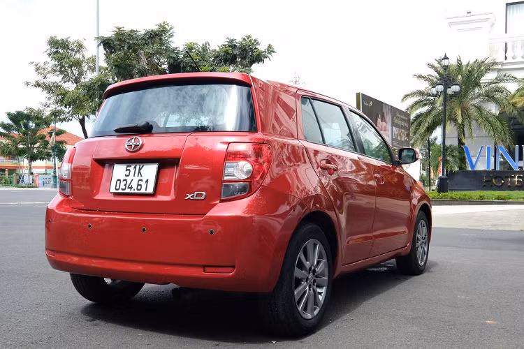 Scion xD tại Việt Nam được lắp động cơ 1.8 lít 4 xi-lanh với hệ thống điều khiển thời gian đóng mở van thông minh VVT-i tạo ra công suất 128 mã lực. Khách hàng có thể lựa chọn hộp số tay năm tốc độ hoặc một hộp số tự động bốn tốc độ. Động cơ 2ZR-FE với các piston trọng lượng nhẹ giúp cải thiện hiệu quả tiêu thụ nhiên liệu và sử dụng phun dầu làm mát piston nâng cao hiệu suất hơn nữa.