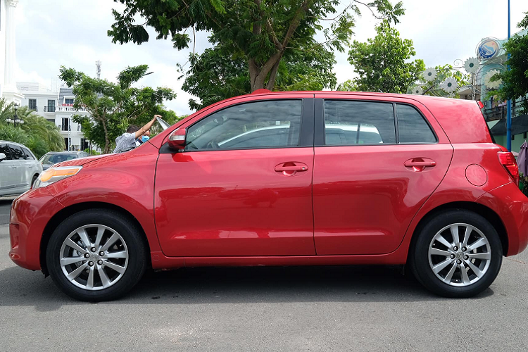 Thời điểm năm 2010, giá xe Scion xD tại thị trường Mỹ vào khoảng 15.070 USD với xe trang bị hộp số sàn và 15.970 USD với hộp số tự động, tương đương một chiếc Toyota Corolla bản tiêu chuẩn. Hiện trên thị trường xe cũ Việt Nam, những chiếc Scion xD đời 2009 được chào bán khoảng 500 triệu đồng.