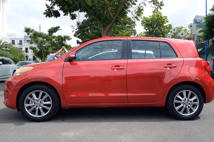 Thời điểm năm 2010, giá xe Scion xD tại thị trường Mỹ vào khoảng 15.070 USD với xe trang bị hộp số sàn và 15.970 USD với hộp số tự động, tương đương một chiếc Toyota Corolla bản tiêu chuẩn. Hiện trên thị trường xe cũ Việt Nam, những chiếc Scion xD đời 2009 được chào bán khoảng 500 triệu đồng.