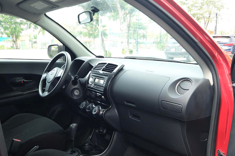 Lái xe và hành khách ở phía trước được bảo vệ bởi túi khí hai giai đoạn, ghế trước có lắp túi khí bảo vệ ở hai bên, hệ thống quản lý áp suất lốp xe và tay lái “gật gù” cùng với hệ thống điều khiển audio