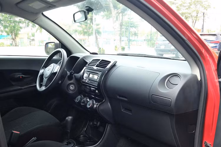 Lái xe và hành khách ở phía trước được bảo vệ bởi túi khí hai giai đoạn, ghế trước có lắp túi khí bảo vệ ở hai bên, hệ thống quản lý áp suất lốp xe và tay lái “gật gù” cùng với hệ thống điều khiển audio