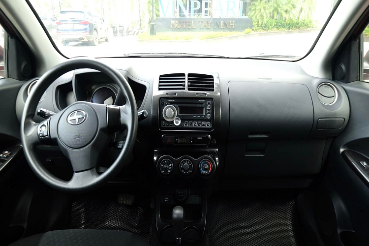 Tuy nhiên, khả năng tăng tốc của Scion xD không tốt lắm, mất 10,4 giây để chiếc xe sử dụng hộp số tự động tăng tốc từ 0 lên 97 km/giờ, trong khi xe Honda Fit chỉ mất khoảng hơn 9 giây, còn xe Nissan Versa mất 9,5 giây. Một phần nguyên nhân là do xe xD có tự trọng 1.186 kg, nặng hơn xe Yaris khoảng 146 kg. Với hộp số sàn, khả năng tăng tốc của xe xD khá hơn một chút.