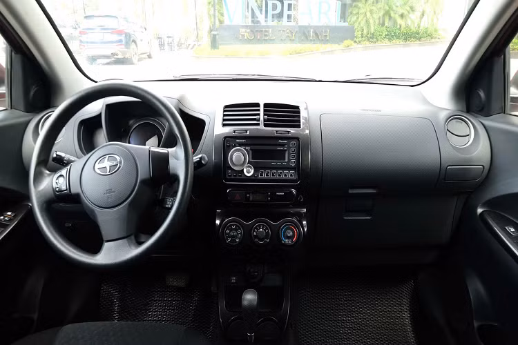 Tuy nhiên, khả năng tăng tốc của Scion xD không tốt lắm, mất 10,4 giây để chiếc xe sử dụng hộp số tự động tăng tốc từ 0 lên 97 km/giờ, trong khi xe Honda Fit chỉ mất khoảng hơn 9 giây, còn xe Nissan Versa mất 9,5 giây. Một phần nguyên nhân là do xe xD có tự trọng 1.186 kg, nặng hơn xe Yaris khoảng 146 kg. Với hộp số sàn, khả năng tăng tốc của xe xD khá hơn một chút.