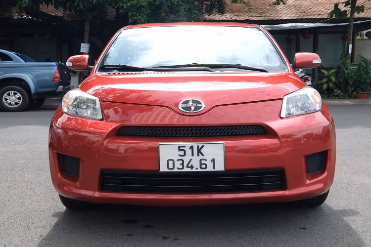  Scion xD cỡ nhỏ hiện nay đã bị Toyota khai tử tại thị trường Mỹ. Trước đây, mẫu xe hatchback này được sản xuất dành riêng cho giới trẻ, tuy nhiên hiện tại nhiệm vụ này đã được thay thế bởi các mẫu xe trẻ trung của Toyota như Yaris hay Corolla Hatchback. Một số ít xe Scion xD có mặt tại Việt Nam theo dạng nhập khẩu không chính hãng khoảng thời gian 10 năm trước.