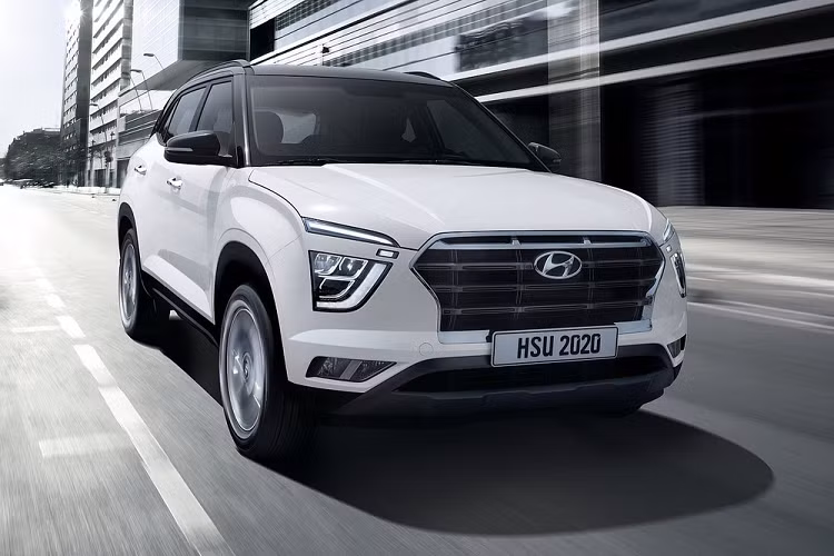 Trên đầu xe, Hyundai Alcazar 2021 sở hữu thiết kế đầu xe khác một chút so với người anh em Creta. Điều này được thể hiện ở tiết kế cản trước và lưới tản nhiệt. Ở Hyundai Creta, lưới tản nhiệt được thiết kế hình lục giác với 4 nan nằm ngang. Trong khi đó, Hyundai Alcazar 2021 được trang bị lưới tản nhiệt với mắt lưới dạng vạch kẻ nằm ngang và mạ crôm.