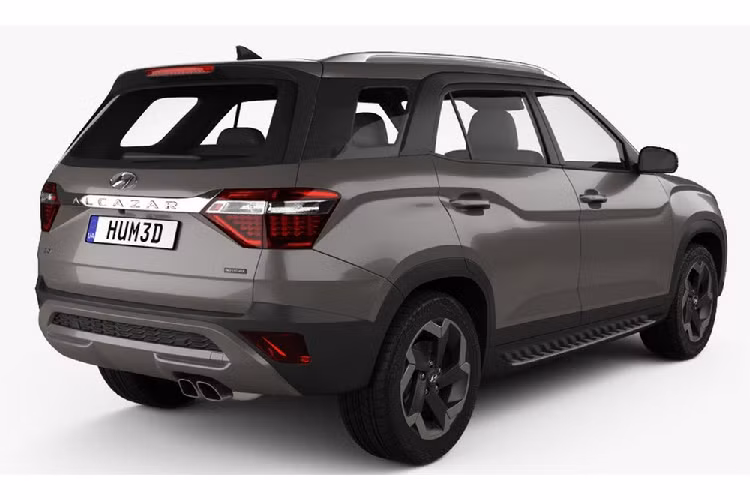 Vòng ra phía sau, chúng ta sẽ bắt gặp thiết kế đuôi xe thẳng đứng hơn, cửa cốp, cản sau và đèn hậu mới. Nối giữa cụm đèn hậu là nẹp mạ crôm dày dặn, dập dòng chữ "Alcazar". 2 ống xả nằm cạnh nhau lộ rõ bên dưới cản sau trong khi ở Hyundai Creta, chi tiết này được giấu kín. Bên trong Hyundai Alcazar 2021, sự khác biệt lớn nhất so với Creta nằm ở hàng ghế thứ 3. Khi mua mẫu xe này, khách hàng có thể chọn phiên bản 6 chỗ hoặc 7 chỗ.