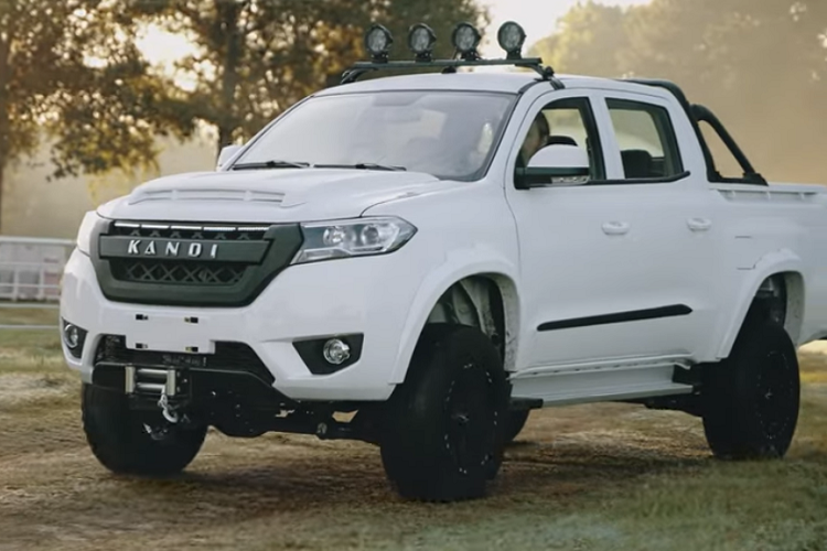 Nguyên nhân là vì Kandi K32 có bộ pin nhỏ và công suất yếu hơn so với những xe điện thông thường, chứ đừng nói đến phân khúc bán tải Mỹ. Tuy nhiên trên mặt kích thước, nó lớn ngang ngửa xe bán tải tầm trung với chiều dài 5.435 mm, rộng 1.869 mm, cao 2.082 mm, và trục cơ sở 3.099 mm.