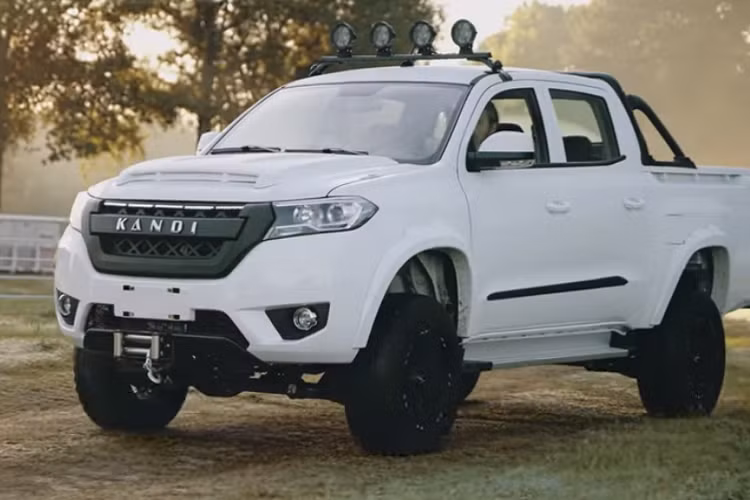 Nguyên nhân là vì Kandi K32 có bộ pin nhỏ và công suất yếu hơn so với những xe điện thông thường, chứ đừng nói đến phân khúc bán tải Mỹ. Tuy nhiên trên mặt kích thước, nó lớn ngang ngửa xe bán tải tầm trung với chiều dài 5.435 mm, rộng 1.869 mm, cao 2.082 mm, và trục cơ sở 3.099 mm.