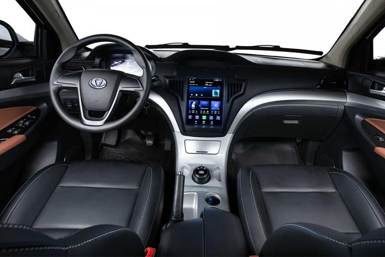 Điểm đáng nói đầu tiên về mẫu xe điện Kandi K32 mới này đó là mặc dù trông nó không khác gì một chiếc bán tải, nhà sản xuất lại mô tả nó là “UTV dẫn động 4 bánh, trang bị mô tơ điện kép”.