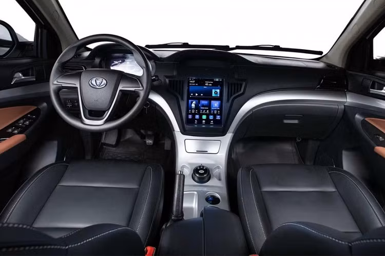 Điểm đáng nói đầu tiên về mẫu xe điện Kandi K32 mới này đó là mặc dù trông nó không khác gì một chiếc bán tải, nhà sản xuất lại mô tả nó là “UTV dẫn động 4 bánh, trang bị mô tơ điện kép”.