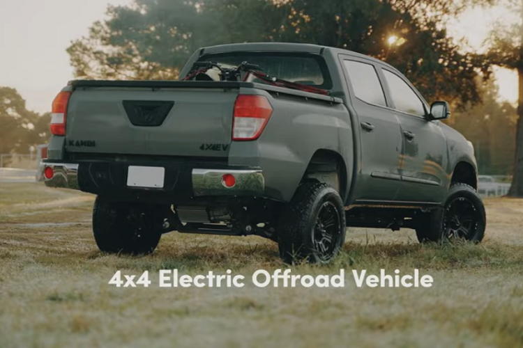 Cả hai bản đều được trang bị hệ thống dẫn động AWD, mô tơ điện kép, và Kandi có đề cập công suất khiêm tốn chỉ là 28 mã lực. Không rõ con số này là chỉ công suất của một mô tơ, hay là công suất kết hợp, nhưng hi vọng đó chỉ là từ mô tơ mà thôi.