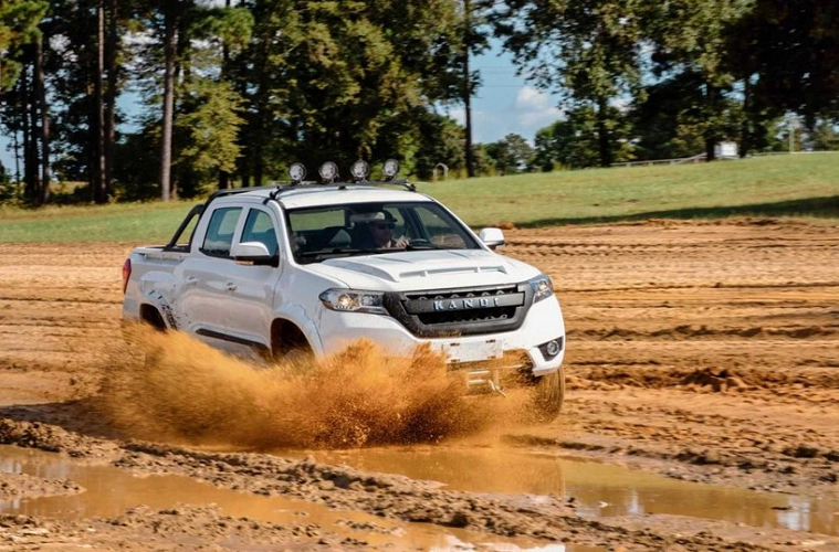 Bất chấp những thông số kỹ thuật không mấy ấn tượng này, giá xe Kandi K32 không hề có giá rẻ. Phiên bản tiêu chuẩn có giá từ 27.699 USD (tương đương 627 triệu đồng).