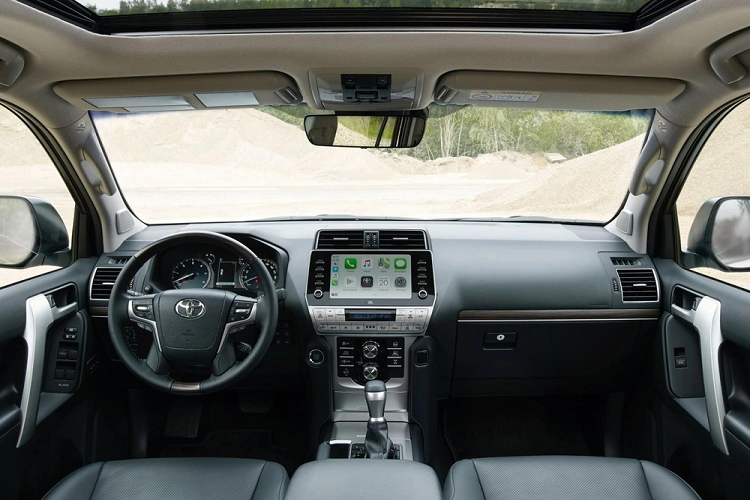 Thuộc bản nâng cấp giữa vòng đời, thiết kế của Toyota Land Cruiser Prado 2021 không có nhiều thay đổi so với đời cũ và mức tăng giá 120 triệu đồng sẽ đi kèm nhiều trang bị hấp dẫn. Cụ thể, xe sẽ có mâm hợp kim 19 inch lớn hơn đời cũ, giá nóc, nội thất có thêm lẫy chuyển số sau vô lăng, đề nổ nút bấm, màn hình giải trí mới, hệ thống âm thanh 14 loa JBL.