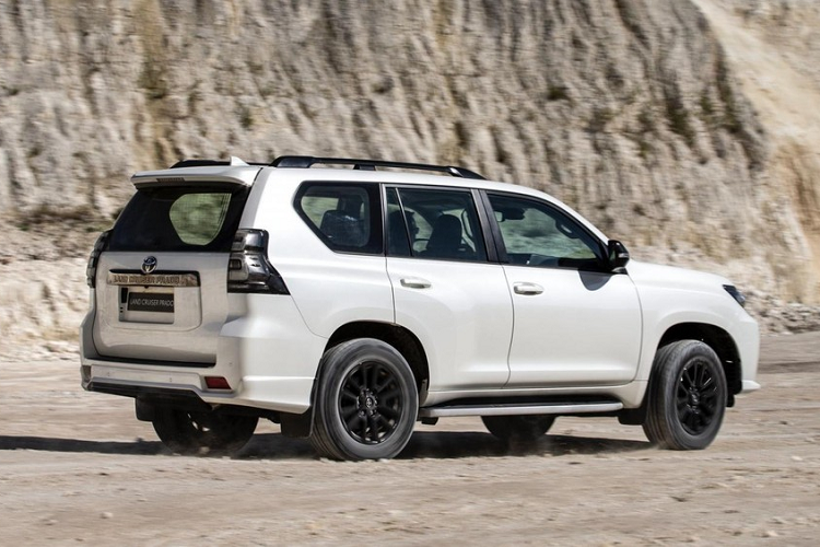Tư vấn bán hàng cũng cho biết thêm, mẫu xe SUV Toyota Land Cruiser Prado mới sẽ được ra mắt vào cuối tháng 10 tới đây và vẫn như thông tin có được trước đó vào đầu tháng 9/2021, khách Việt muốn sở hữu sớm mẫu xe này sẽ phải chi thêm gần 100 triệu đồng để mua gói phụ kiện đi kèm.