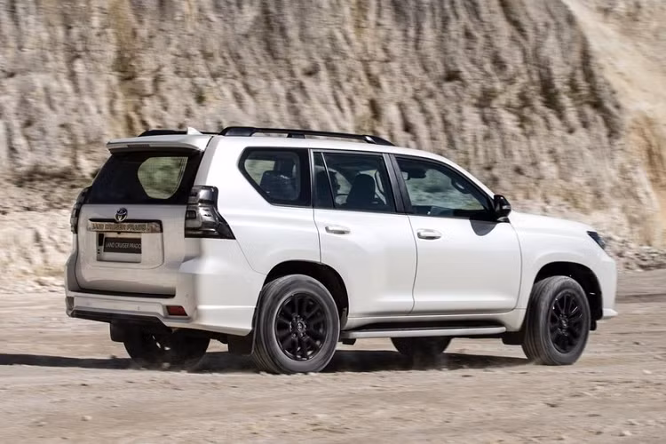 Tư vấn bán hàng cũng cho biết thêm, mẫu xe SUV Toyota Land Cruiser Prado mới sẽ được ra mắt vào cuối tháng 10 tới đây và vẫn như thông tin có được trước đó vào đầu tháng 9/2021, khách Việt muốn sở hữu sớm mẫu xe này sẽ phải chi thêm gần 100 triệu đồng để mua gói phụ kiện đi kèm.