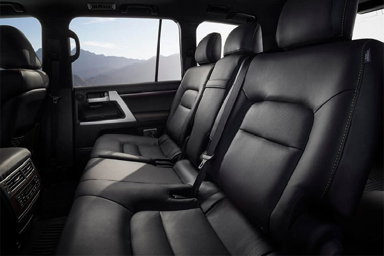 Cụ thể, xe được trang bị máy xăng, dung tích 2.7L cho công suất tối đa 164 mã lực và mô-men xoắn cực đại đạt 246 Nm, đi kèm hộp số tự động 6 cấp.