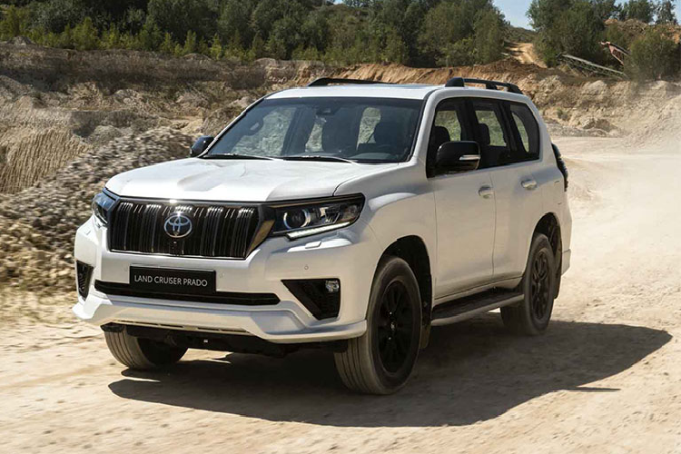 Cụ thể, Toyota Land Cruiser Prado 2021 giá 2,5 tỷ sắp bán ra tại Việt Nam sẽ có thêm cảnh báo điểm mù, cảnh báo áp suất lốp, camera 360 độ và gói công nghệ Toyota Safety Sense gồm các tính năng hiện đại như cảnh báo lệch làn đường, điều khiển hành trình tự động thích ứng, đèn pha tự động thích ứng và cảnh báo va chạm sớm.