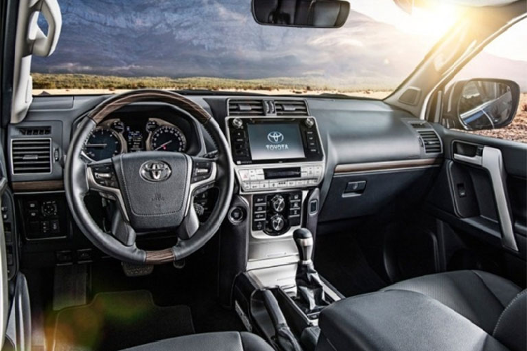 Bên dưới nắp ca-pô, Toyota Land Cruiser Prado 2021 vẫn sẽ sử dụng động cơ tương tự như đời cũ do chỉ là bản nâng cấp giữa vòng đời.