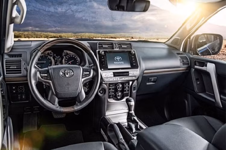 Bên dưới nắp ca-pô, Toyota Land Cruiser Prado 2021 vẫn sẽ sử dụng động cơ tương tự như đời cũ do chỉ là bản nâng cấp giữa vòng đời.