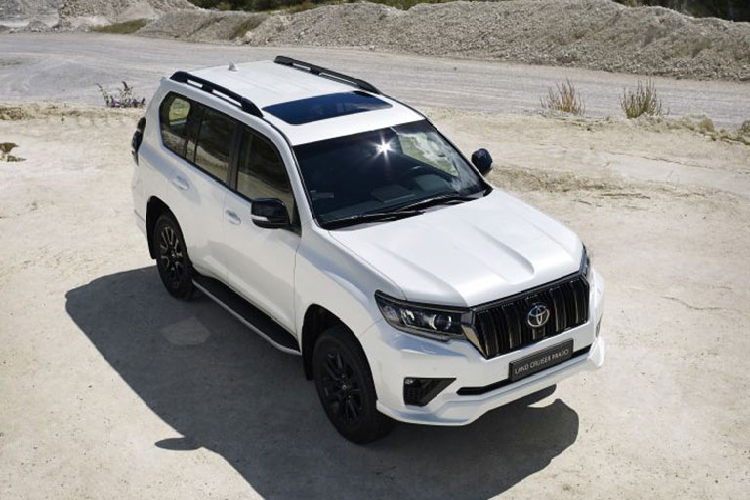 Bên dưới nắp ca-pô, Toyota Land Cruiser Prado 2021 vẫn sẽ sử dụng động cơ tương tự như đời cũ do chỉ là bản nâng cấp giữa vòng đời. Cụ thể, xe được trang bị máy xăng, dung tích 2.7L cho công suất tối đa 164 mã lực và mô-men xoắn cực đại đạt 246 Nm, đi kèm hộp số tự động 6 cấp.