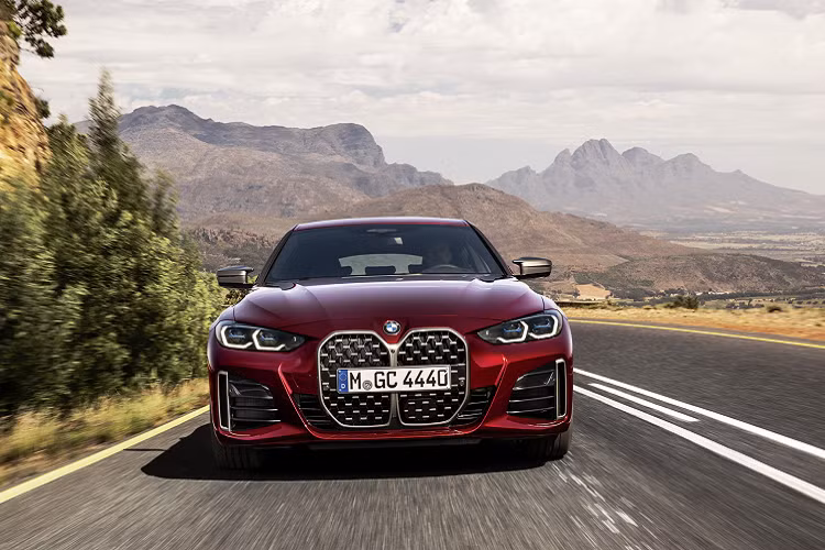 Giá xe BMW 4 Series Gran Coupé 2022 có mức bán khởi điểm từ 44.800 USD (1,028 tỷ đồng) cho phiên bản BMW 430i Gran Coupe và 58.000 USD (1,33 tỷ đồng) cho phiên bản M440i xDrive Gran Coupe (I6 3.0L). Giá chưa bao gồm chi phí vận chuyển.