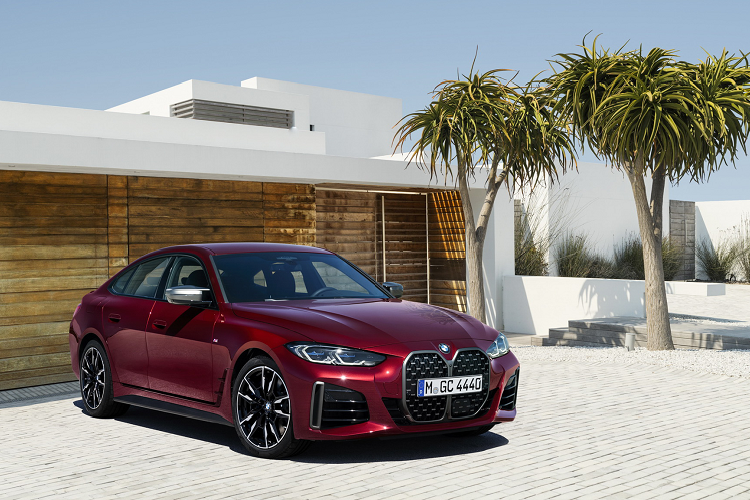 BMW 4 Series Gran Coupé thể thao được cung cấp nhiều gói nâng cấp như Gói ngoại thất M Carbon là một tùy chọn và Phụ tùng M Sport (M Carbon exterior package) dành riêng cho từng mẫu xe có sẵn như một phần của loạt Phụ kiện BMW Chính hãng (Genuine BMW Accessory). BMW 4 Series Gran Coupé mới sử dụng mâm 17 inch Tiêu Chuẩn. Ở phiên bản M440i xDrive Gran Coupé sử dụng mâm M 18 inch và khoá vi sai cầu sau điện tử M Sport.