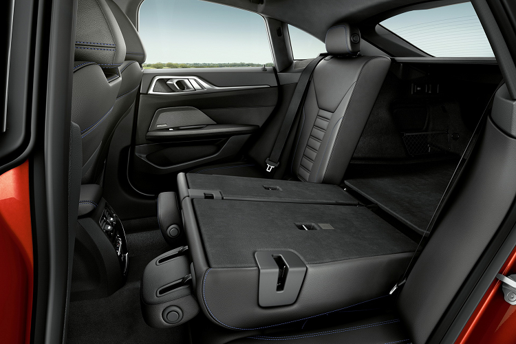 Hệ thống BMW Live Cockpit Professional (tùy chọn) sử dụng đồng hồ kỹ thuật số 12,3 inch phía sau vô lăng và màn hình giải trí 10,25 inch. Tiêu chuẩn chìa khoá kỹ thuật số BMW Digital Key. Để thuận tiện hơn khi sử dụng, xe còn có hỗ trợ chức nâng cấp phần mềm từ xa. 