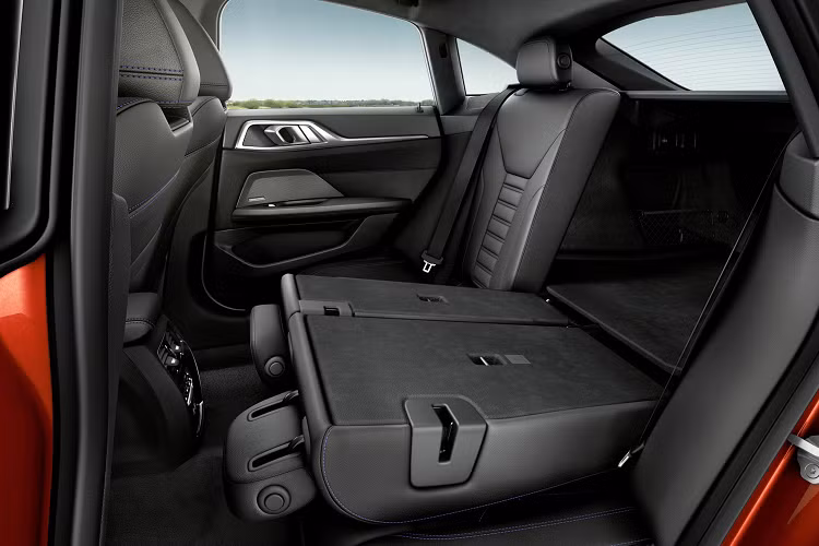 Hệ thống BMW Live Cockpit Professional (tùy chọn) sử dụng đồng hồ kỹ thuật số 12,3 inch phía sau vô lăng và màn hình giải trí 10,25 inch. Tiêu chuẩn chìa khoá kỹ thuật số BMW Digital Key. Để thuận tiện hơn khi sử dụng, xe còn có hỗ trợ chức nâng cấp phần mềm từ xa. 