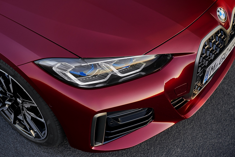 So với thế hệ cũ, BMW 4 Series Gran Coupé mới dài hơn 149mm (5,9 inch), rộng hơn 25,5mm (1 inch) và cao hơn 53mm (2,1 inch). Trong khi chiều dài trục cơ sở tăng 45mm (1,8 inch). BMW 4 Series Gran Coupé có dung tích khoang hành lý đạt 470 lít và có thể mở rộng lên tối đa 1.290 lít bằng cách gập hàng ghế sau theo tỷ lệ 40:20:40. Kích thước lớn hơn hứa hẹn sẽ cải thiện động rộng rãi, thoải mái cho chiếc sedan mang phong cách coupe.