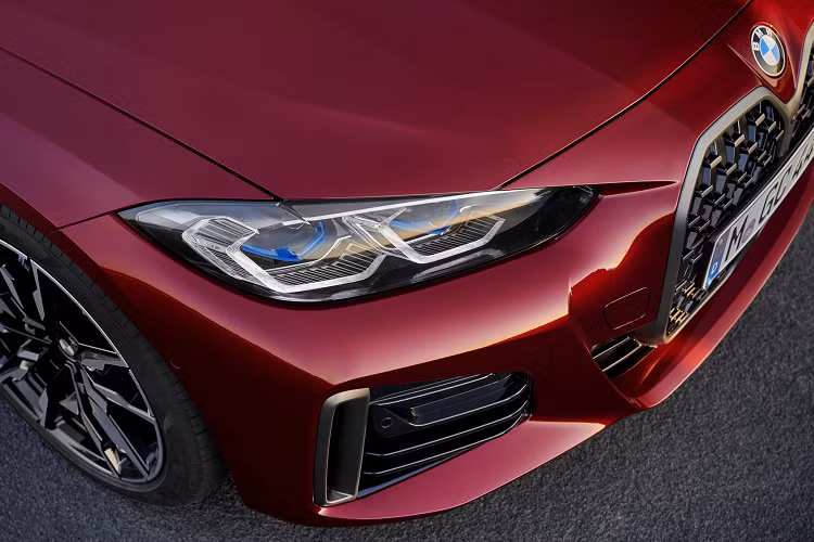 So với thế hệ cũ, BMW 4 Series Gran Coupé mới dài hơn 149mm (5,9 inch), rộng hơn 25,5mm (1 inch) và cao hơn 53mm (2,1 inch). Trong khi chiều dài trục cơ sở tăng 45mm (1,8 inch). BMW 4 Series Gran Coupé có dung tích khoang hành lý đạt 470 lít và có thể mở rộng lên tối đa 1.290 lít bằng cách gập hàng ghế sau theo tỷ lệ 40:20:40. Kích thước lớn hơn hứa hẹn sẽ cải thiện động rộng rãi, thoải mái cho chiếc sedan mang phong cách coupe.