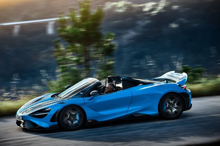 Được biết, mẫu xe McLaren 765LT Spider đặc biệt này được trang bị mui xếp cứng một mảnh được làm từ sợi carbon, vận hành bằng điện, có thể đóng mở chỉ bằng một nút bấm được bố trí trên bảng điều khiển của xe. Theo McLaren, việc đóng/mở mui xếp có thể được thực hiện khi xe vận hành ở tốc độ 50 km/h và mất khoảng 11 giây.