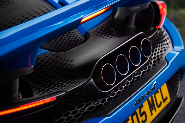 Về ngoại hình, McLaren 765LT Spider 2021 thừa hưởng nhiều chi tiết khí động học từ phiên bản Coupe, từ chia gió trước, cản sốc, ốp nẹp cửa xe, ốp cản sốc sau và cánh gió sau chủ động. Các trang bị đáng chú ý khác có thể kể đến hệ thống ống xả Titanium với 4 đầu xả và cụm pin Lithium-ion. McLaren 765LT Spider sở hữu hệ thống treo thích ứng, hệ thống kiểm soát khung gầm PCC II, bộ mâm đúc 20 inch đi kèm lốp Pirelli P Zero Trofeo R và hệ thống kẹp phanh bằng nhôm với đĩa phanh carbon ceramic.