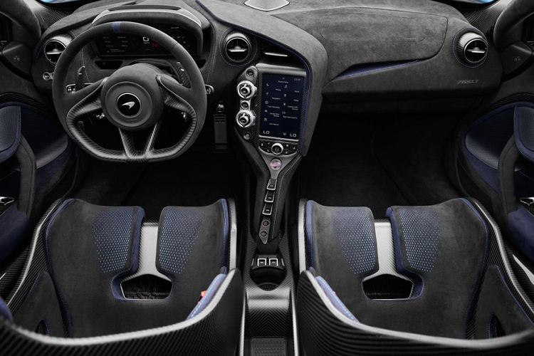 Hãng sản xuất xe Anh cũng cho biết, cơ cấu đóng mở mui xe McLaren 765LT Spider có đến 8 mô-tơ vận hành và là cơ cấu đóng mở mui cơ thời gian thực hiện nhanh nhất và ít ồn nhất. Thang đo độ ồn cho thấy khi đóng mở mui, độ ồn của cơ cấu này chỉ khoảng 60 dBa, độ ồn này thấp chỉ bằng một nửa so với siêu xe 675LT Spider trước đó.