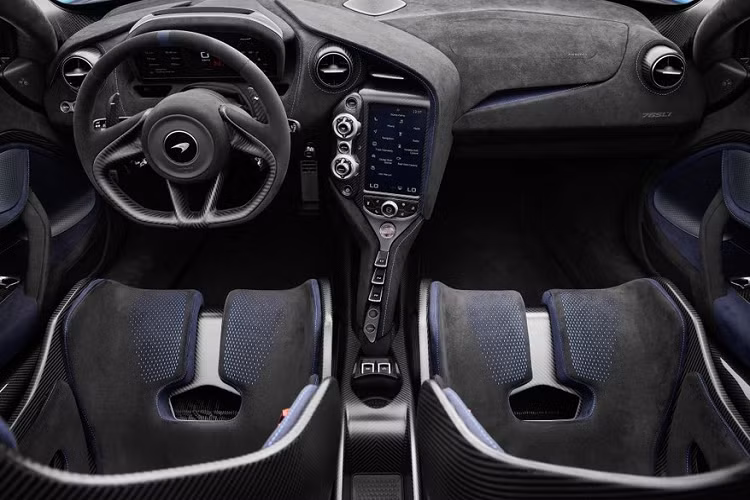 Hãng sản xuất xe Anh cũng cho biết, cơ cấu đóng mở mui xe McLaren 765LT Spider có đến 8 mô-tơ vận hành và là cơ cấu đóng mở mui cơ thời gian thực hiện nhanh nhất và ít ồn nhất. Thang đo độ ồn cho thấy khi đóng mở mui, độ ồn của cơ cấu này chỉ khoảng 60 dBa, độ ồn này thấp chỉ bằng một nửa so với siêu xe 675LT Spider trước đó.