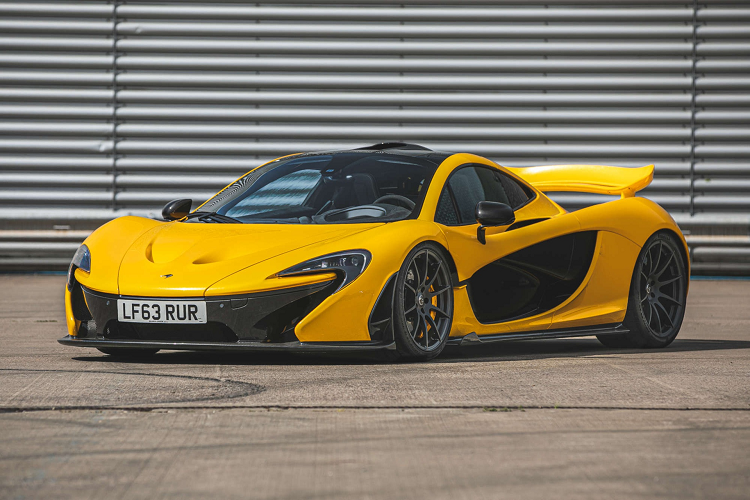 Ra mắt vào năm 2013, McLaren P1 hoàn toàn mới là mẫu xe kế nhiệm của huyền thoại McLaren F1. Cùng vào năm đó, Porsche và Ferrari lần lượt ra mắt chiếc 918 Spyder và LaFerrari. Cả 3 mẫu xe lúc bấy giờ được giới truyền thông đặt cho biệt danh “Holy Trinity” (Bộ 3 Thần Thánh).
