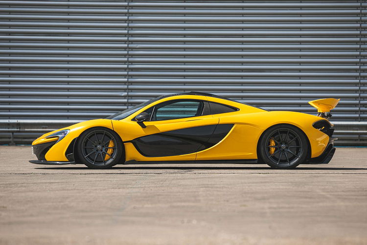 Với khối lượng chỉ khoảng 1.400 kg, McLaren P1 có khả năng tăng tốc từ 0 lên 100 km/h chỉ trong 2,8 giây, và 0 lên 200 km/h mất khoảng 6,8 giây trước khi đạt vận tốc tối đa 347 km/h.