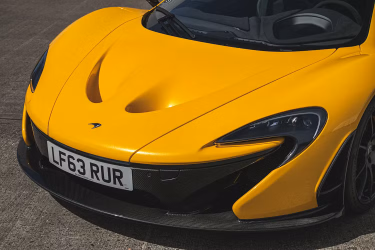Chiếc McLaren P1 với số khung 23/375 sở hữu ngoại thất màu vàng Yellow Volcano truyền thống. Bên dưới là kết cấu khung sườn nguyên khối được làm từ sợi carbon với khối lượng chỉ 90 kg. Chất liệu này cũng được tìm thấy tại nhiều vị trí như ốp thân xe, cản trước sau, mui xe…
