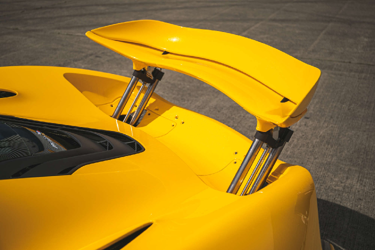 Một trong những điểm nổi bật của xe là cánh gió điều chỉnh điện kích thước lớn nằm ở đuôi xe. Chi tiết này có thể tạo một lực ép lên đến 600 kg khi xe đang di chuyển ở vận tốc khoảng 260 km/h.