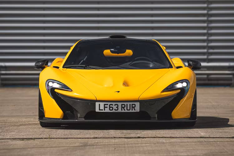 Chiếc xe được nhà đấu giá Silverstone Auctions trưng bày với mức giá xe McLaren P1 mong muốn từ 1,2 triệu đến 1,4 triệu USD. Sau gần 8 năm, chiếc xe này cũng đã trải qua 2 đời chủ với odo dừng ở mức 5.899 km.