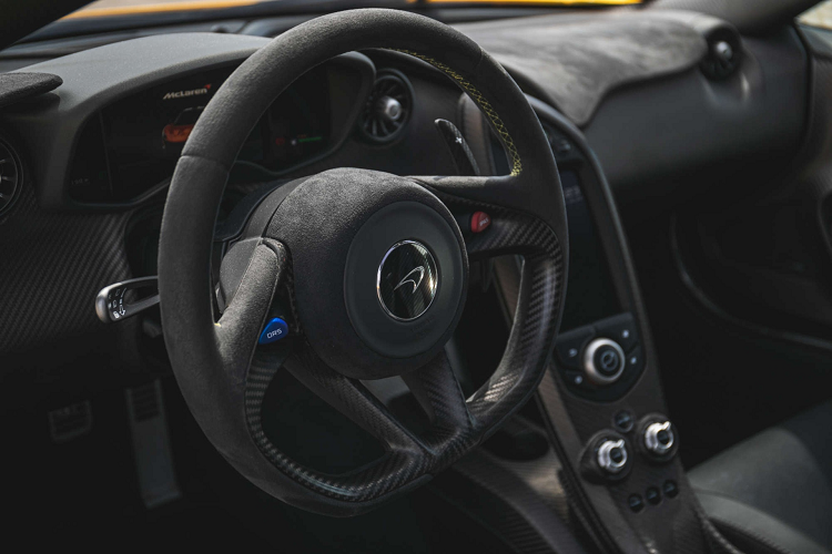 Kính chắn gió của xe được thiết kế đặc biệt với lớp nhựa tổng hợp ở giữa với độ dày chỉ 3,2 mm, giúp cho cho chi tiết này của xe nhẹ hơn trên kính chắn gió của dòng MP4-12C khoảng 3,5 kg. Thậm chí xe còn không được trang bị thảm sàn nội thất.