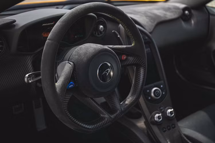 Kính chắn gió của xe được thiết kế đặc biệt với lớp nhựa tổng hợp ở giữa với độ dày chỉ 3,2 mm, giúp cho cho chi tiết này của xe nhẹ hơn trên kính chắn gió của dòng MP4-12C khoảng 3,5 kg. Thậm chí xe còn không được trang bị thảm sàn nội thất.