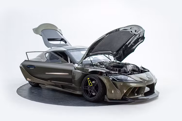 Thân xe Toyota Supra độ 1.000 mã lực cũng được làm hầm hố với bộ bodykit giúp tăng chiều ngang, phần cản trước được tạo hình đặc biệt với thiết kế 3 phần cùng nhiều khe hút gió. Để giảm khối lượng của xe xuống mức thấp nhất, 2 kính hông được thay thế bằng vật liệu lexan.