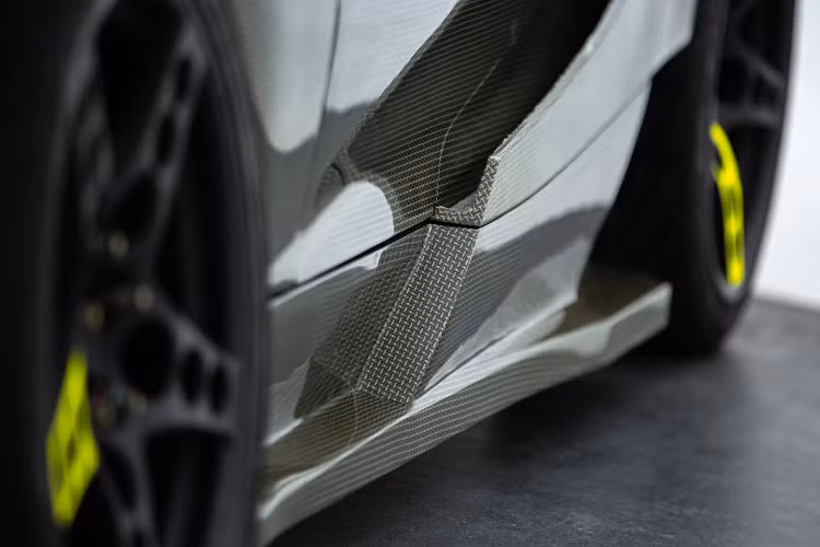 Điểm ấn tượng đầu tiên của xe là ngoại thất có màu xanh lá cây pha lẫn màu vàng, đó chính là màu sắc của hỗn hợp sợi carbon và kelvar. Nâng cấp này giúp giảm khối lượng xe, đồng thời vẫn đảm bảo được độ bền bỉ.