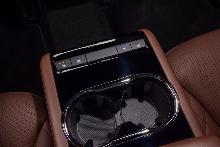 Cung cấp sức mạnh cho CX-8 Asaki LE là động cơ diesel tăng áp 2,2 lít với hộp số tự động sáu cấp và hệ thống i-Activ AWD.