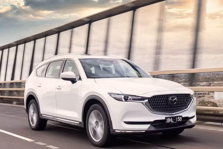 Điểm khác biệt của Touring SP với các phiên bản CX-8 khác là mâm xe hợp kim 19 inch màu đen kim loại độc đáo, lưới tản nhiệt và ốp gương chiếu hậu sơn đen. Nội thất của xe được bọc da lộn tổng hợp màu đen Black Maztex / Black Grand Luxe kết hợp với chỉ khâu màu đỏ tương phản. Ngoài ra, khoang cabin còn có các điểm nhấn trang trí màu đen đặc biệt và ghế lái chỉnh điện 10 hướng.