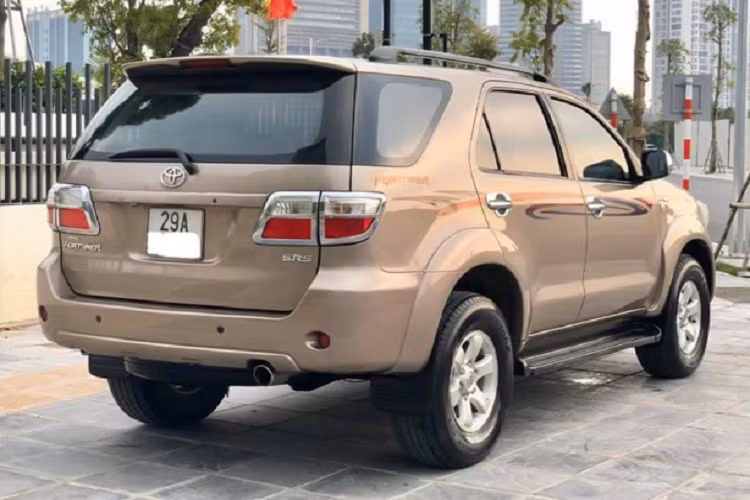 Tại Việt Nam, đến nay dòng xe Toyota Fortuner đã được phân phối và lắp ráp trong hơn một thập kỷ. Fortuner là một trong số ít tên tuổi tạo khác biệt và ghi dấu ấn là mẫu xe bán chạy nhất trong phân khúc SUV 7 chỗ cỡ trung trên thị trường. Fortuner thành công bởi nhiều yếu tố như" thương hiệu mạnh, “dễ mua dễ bán”, ít hỏng hóc và vận hành bền bỉ đánh đúng tâm lý của nhiều người mua xe Việt.