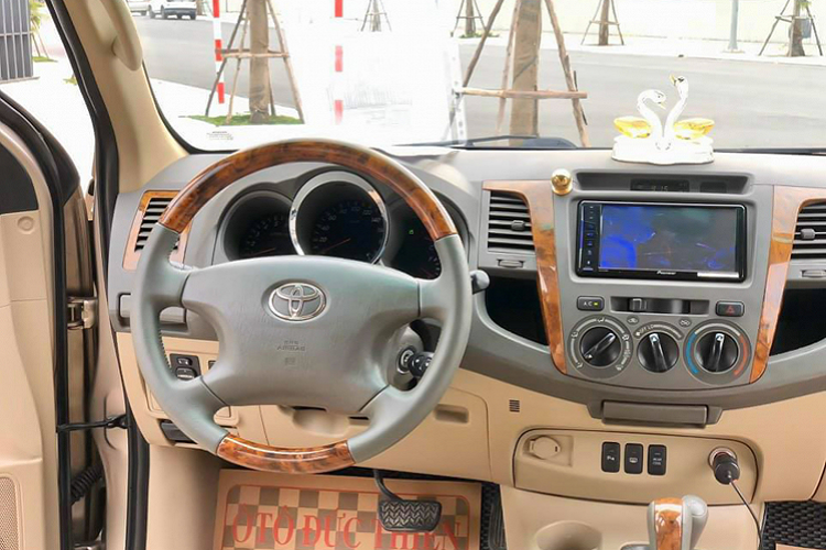 Nội thất của Toyota Fortuner phiên bản SR5 này mang thiết kế khá tương đồng với Fortuner phiên bản lắp ráp tại Việt Nam. Nội thất của Fortuner từ trước đến nay luôn được đánh giá cao ở độ rộng rải, thực dụng cho 7 hàng khách. Đặc biệt, bộ ghế da êm ái là chi tiết được nhiều người ưng ý nhất trên Fortuner đời này.