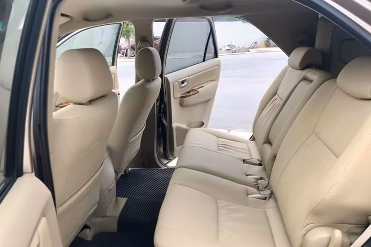 Xe sử dụng động cơ xăng 4cyl thẳng hàng, dung tích 2.7L, DOHC 16 van, cùng với công nghệ van biến thiên thông minh VVT-i cho công suất tối đa 158 mã lực tại 5.200 vòng/phút và mô-men xoắn cực đại 246Nm tại 3800 vòng/phút. Sử dụng kết hợp với hôp số tự động 4 cấp và hệ thống dẫn động 2 cầu. Máy xăng hai cầu và hộp số ít cấp (4AT) của đời Fortuner này khá hao xăng, không có tính kinh tế để chạy dịch vụ